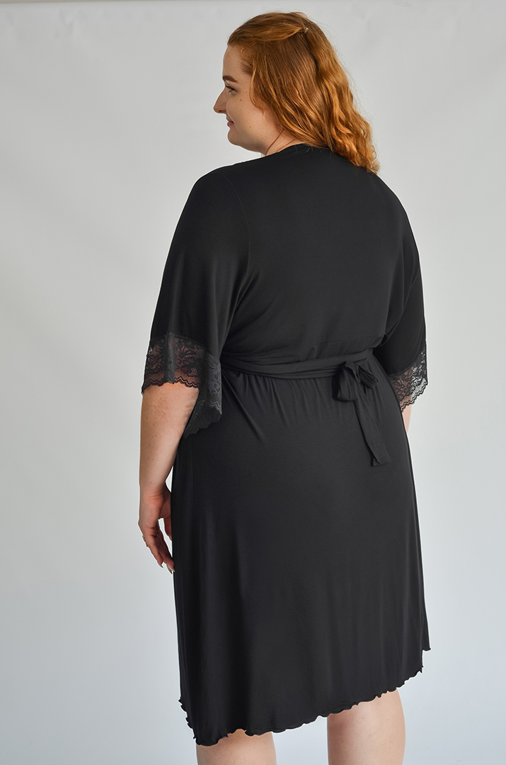 Чорний халат на запах із мереживними вставками великих розмірів