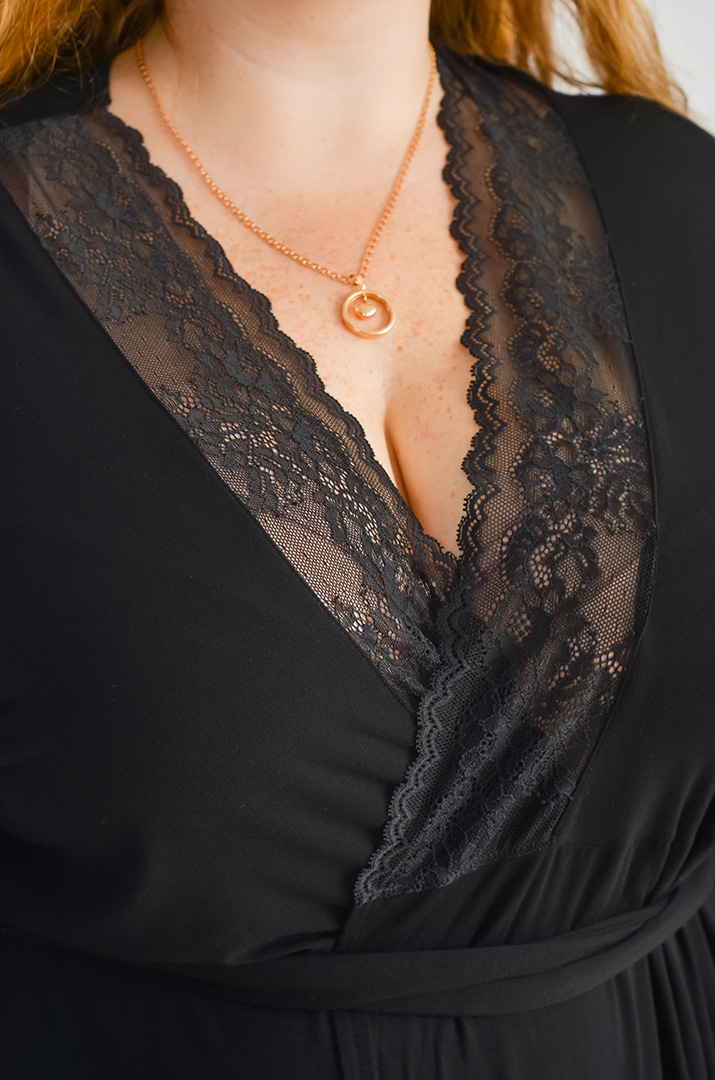 Чорний халат на запах із мереживними вставками великих розмірів