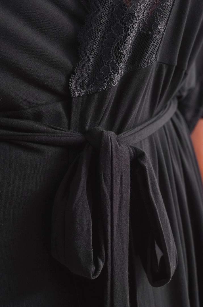 Чорний халат на запах із мереживними вставками великих розмірів