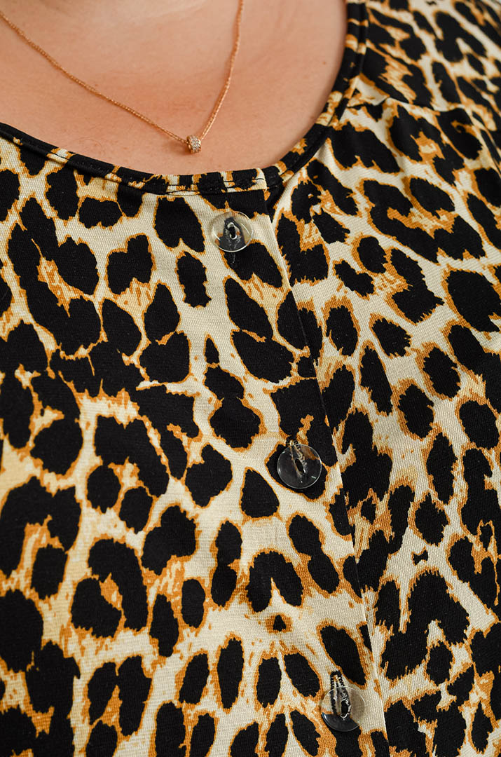 Халат короткий з принтом та на ґудзиках великих розмірів