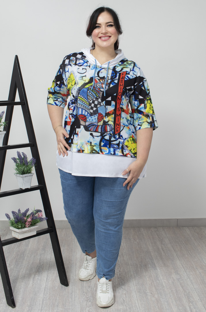 Худі в яскравий принт зі стразами батал