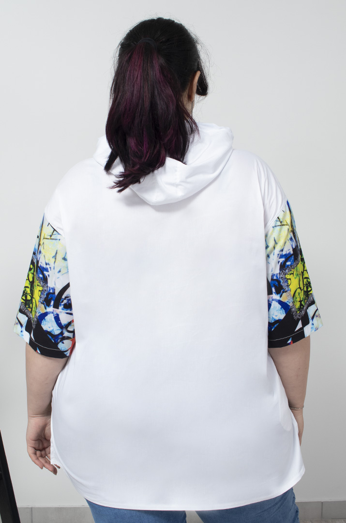 Худі в яскравий принт зі стразами батал