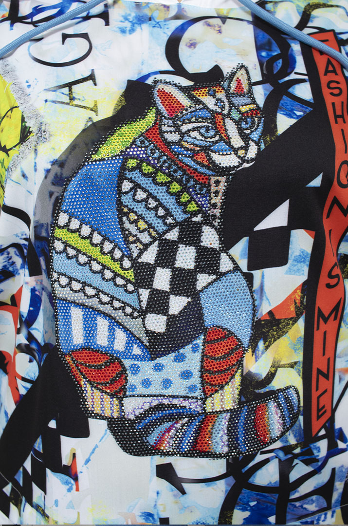 Худі в яскравий принт зі стразами батал