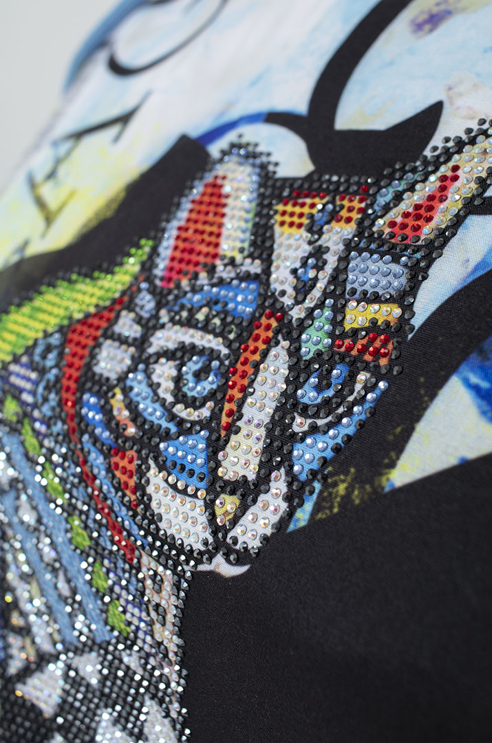 Худі в яскравий принт зі стразами батал