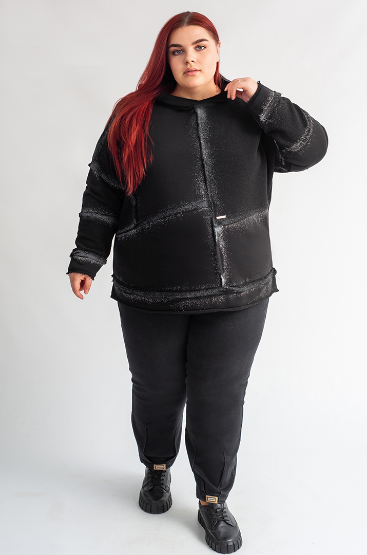 Чорне худі з контрастним принтом великих розмірів