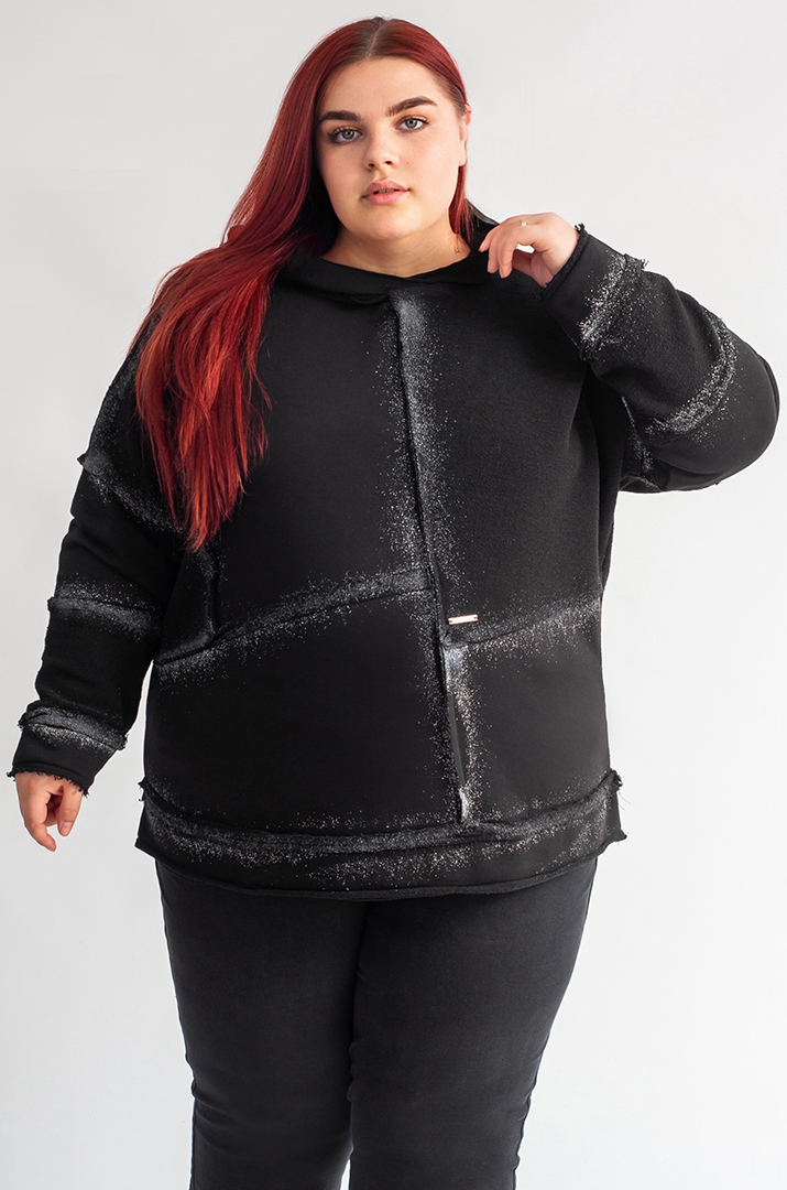 Чорне худі з контрастним принтом великих розмірів