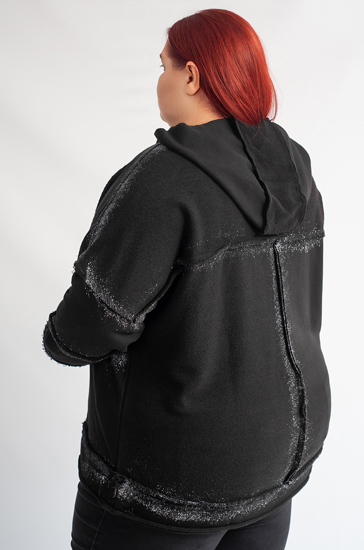 Чорне худі з контрастним принтом великих розмірів