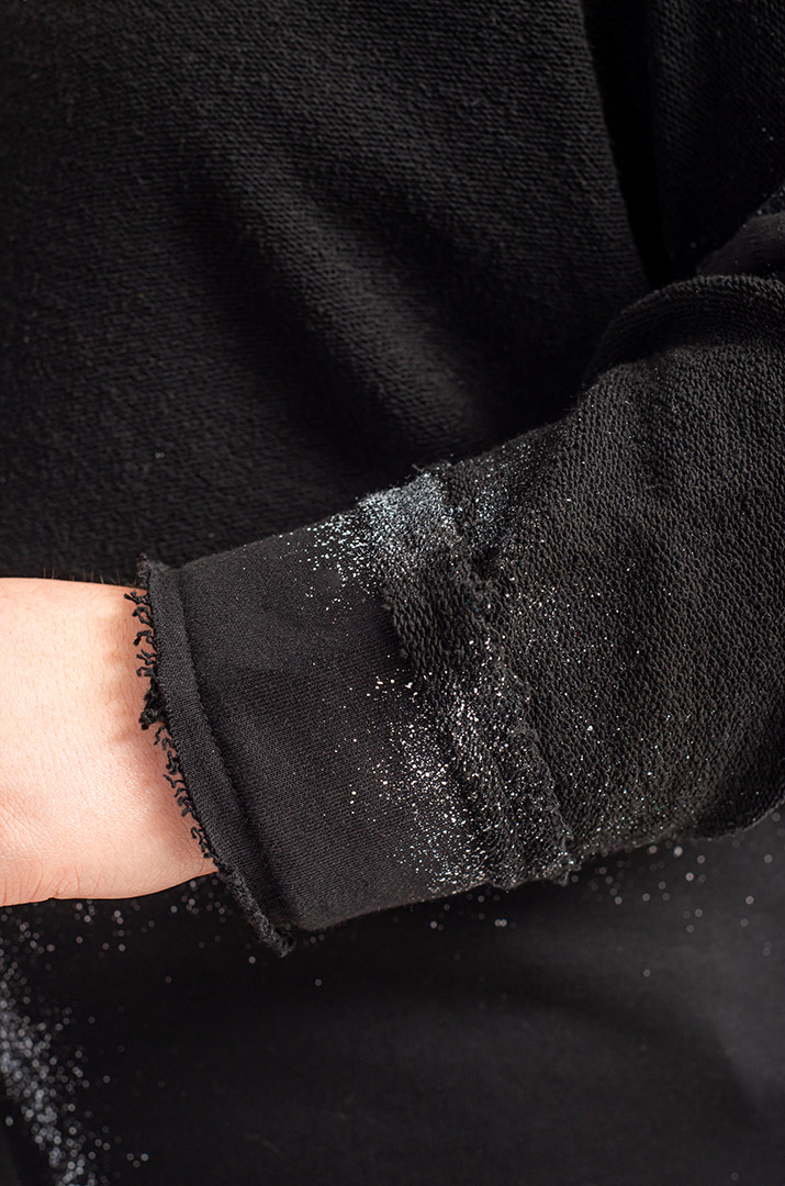 Чорне худі з контрастним принтом великих розмірів