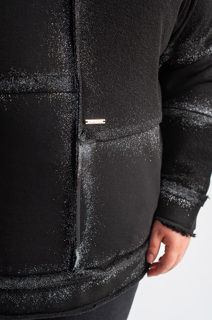 Чорне худі з контрастним принтом великих розмірів