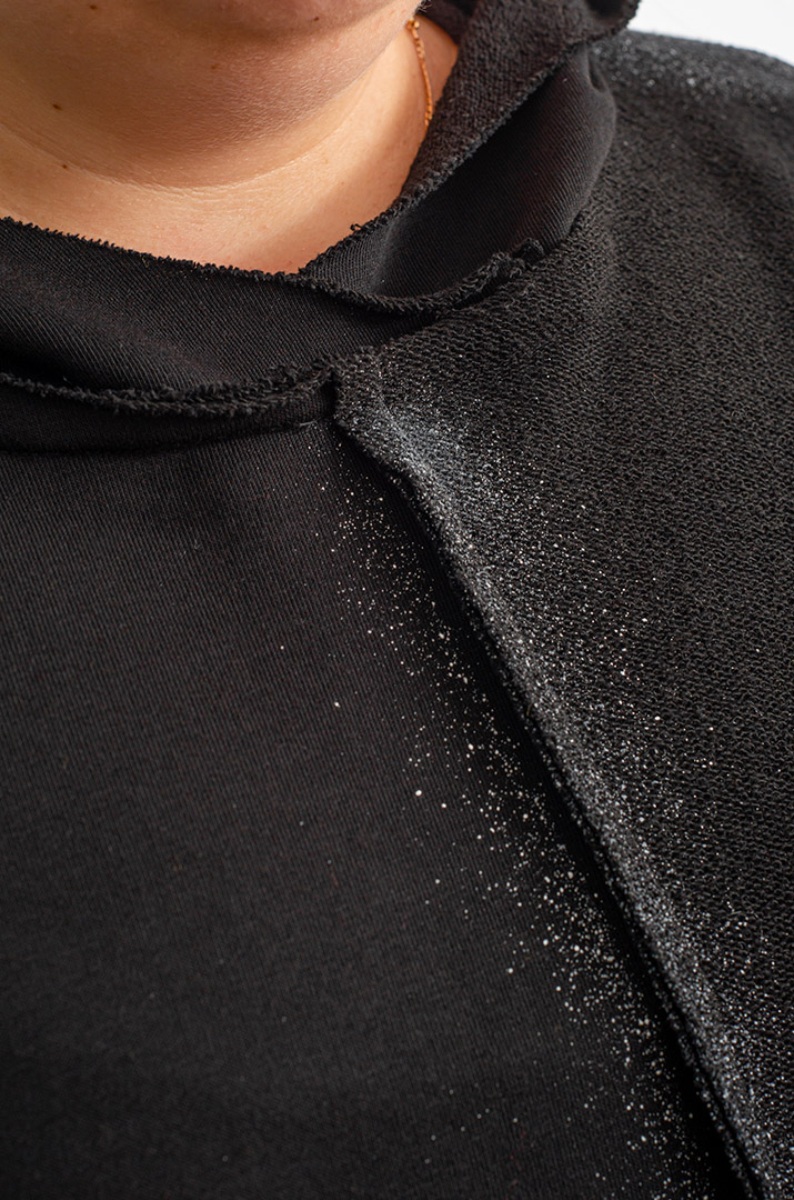 Чорне худі з контрастним принтом великих розмірів