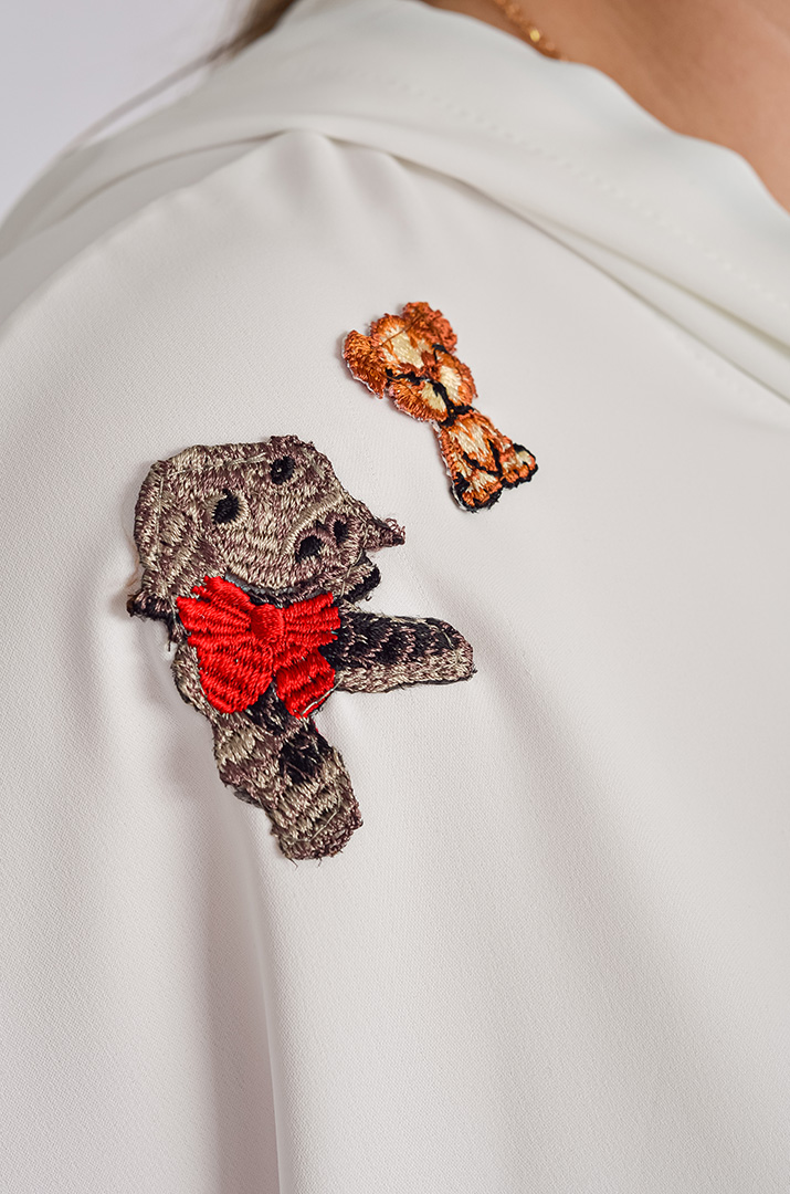 Худі з яскравими нашивками великих розмірів