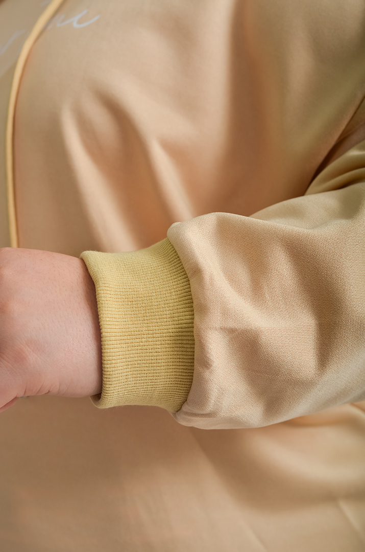 Худі бежевого кольору з написом великих розмірів