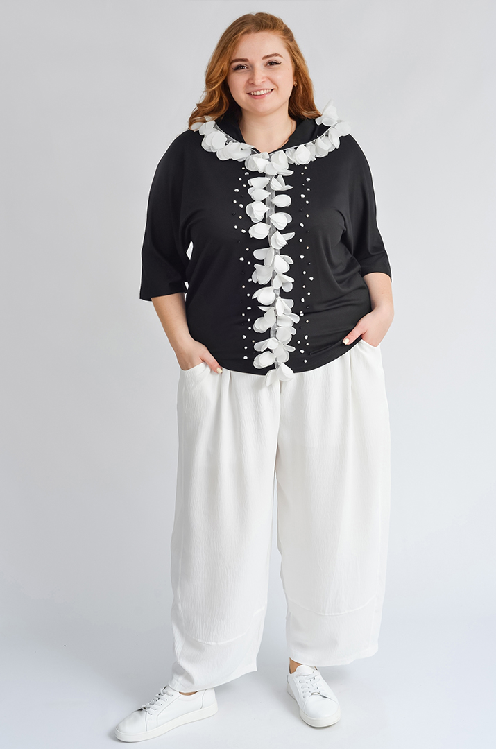 Худі з об’ємними пелюстками і намистинами великих розмірів