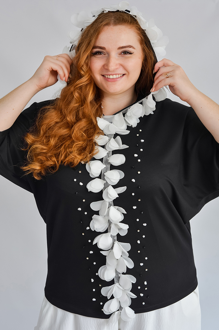 Худі з об’ємними пелюстками і намистинами великих розмірів