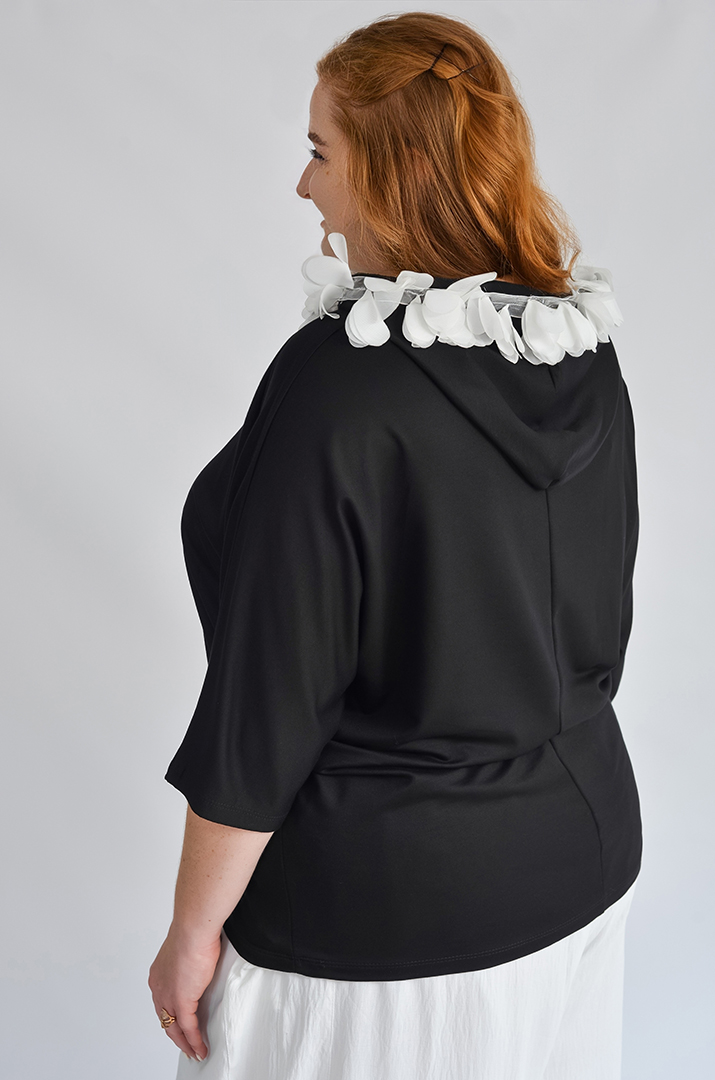 Худі з об’ємними пелюстками і намистинами великих розмірів