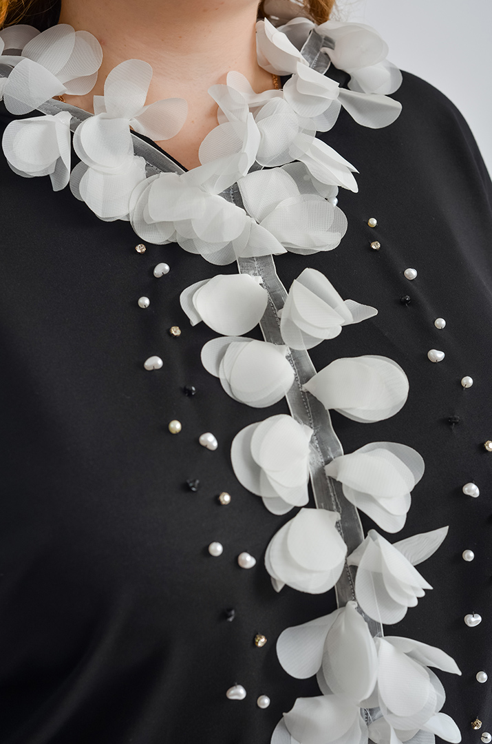 Худі з об’ємними пелюстками і намистинами великих розмірів