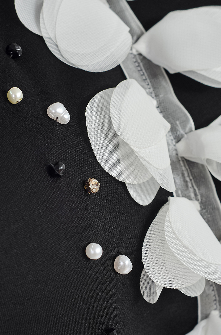 Худі з об’ємними пелюстками і намистинами великих розмірів