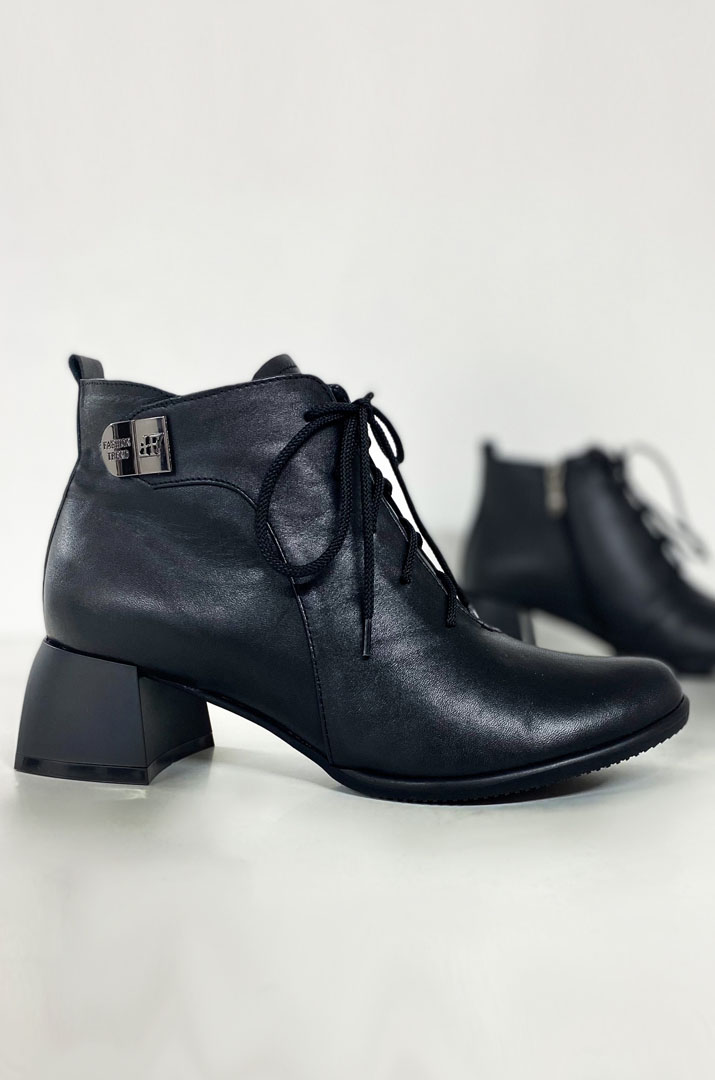 Шкіряні черевики демі на підборах зі шнурівкою великих розмірів