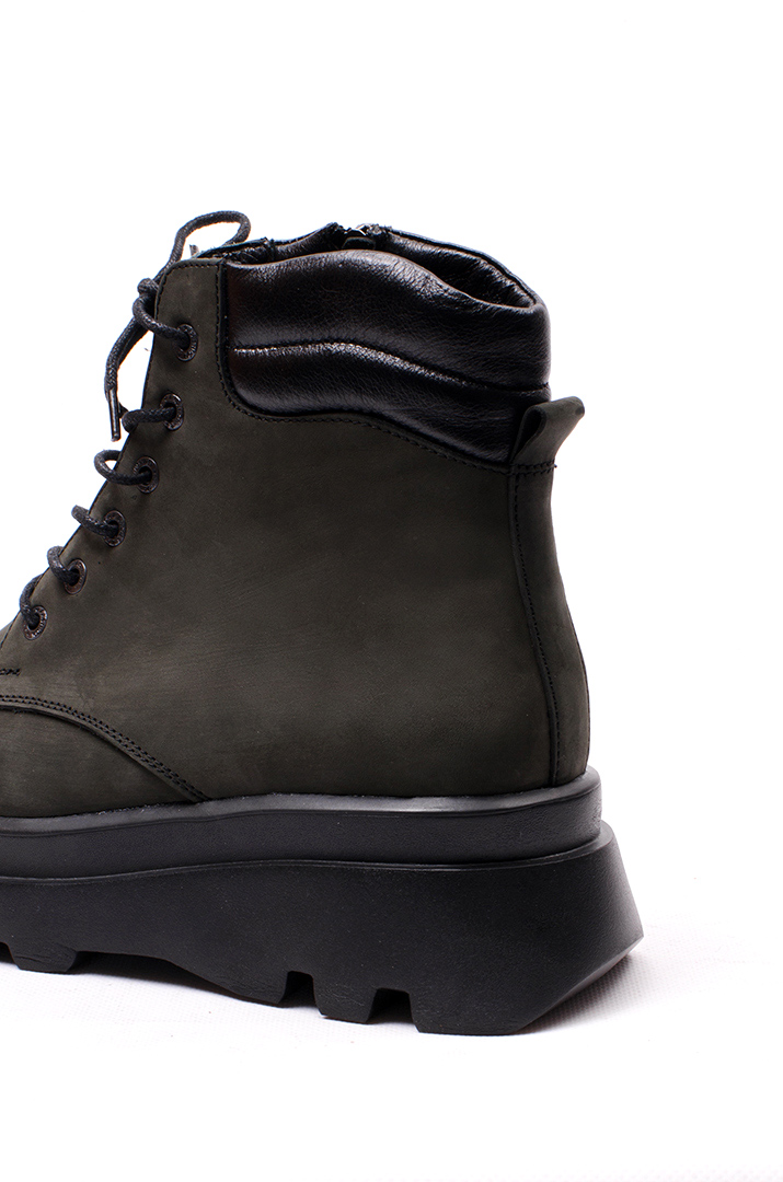 Теплі черевики у трендовому кольорі великих розмірів