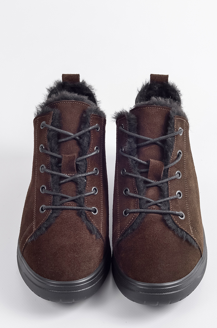 Зимові замшеві черевики шоколадного кольору з утепленням великих розмірів