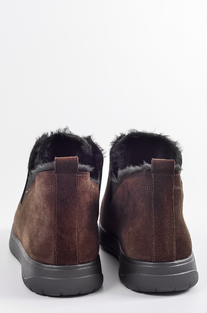 Зимові замшеві черевики шоколадного кольору з утепленням великих розмірів