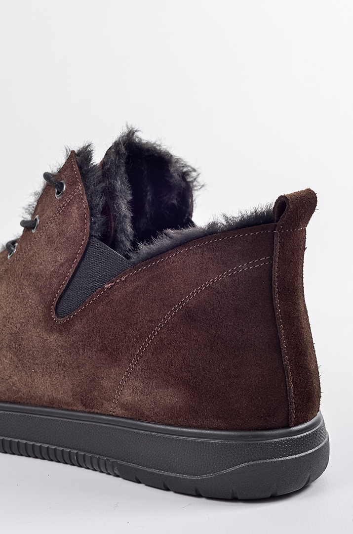 Зимові замшеві черевики шоколадного кольору з утепленням великих розмірів