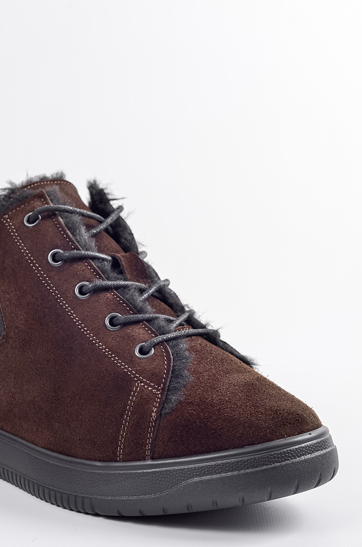 Зимові замшеві черевики шоколадного кольору з утепленням великих розмірів