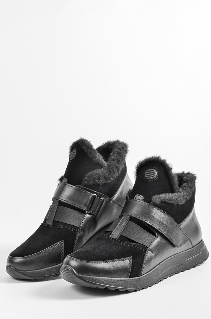 zymovi_chorni_cherevyky_na_nyzkij_tanketci_z_elastychnoyu_vstavkoyu_ta_lypuchkoyu_velykyh_rozmiriv_45577_Pishna_Krasa Зимові чорні черевики на низькій танкетці з еластичною вставкою та липучкою великих розмірів