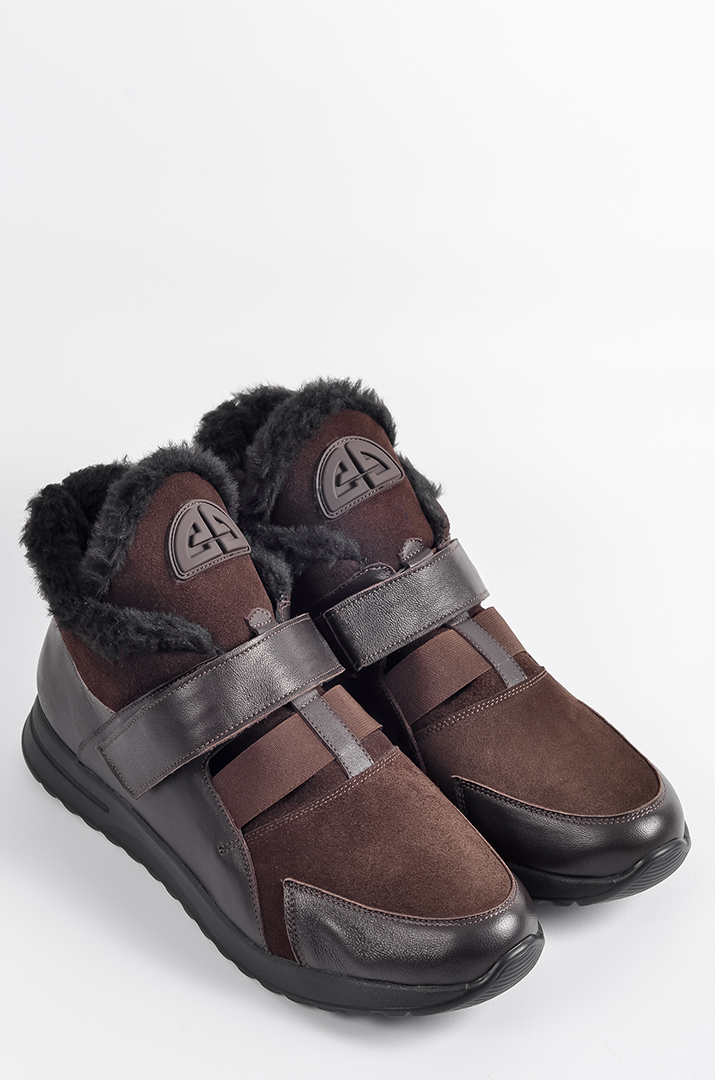 zymovi_shokoladni_cherevyky_na_nyzkij_tanketci_z_elastychnoyu_vstavkoyu_ta_lypuchkoyu_velykyh_rozmiriv_45623_Pishna_Krasa Зимові шоколадні черевики на низькій танкетці з еластичною вставкою та липучкою великих розмірів