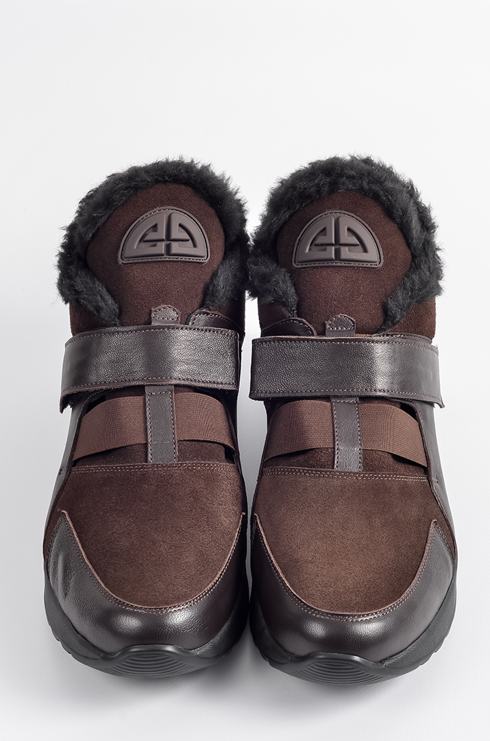 zymovi_shokoladni_cherevyky_na_nyzkij_tanketci_z_elastychnoyu_vstavkoyu_ta_lypuchkoyu_velykyh_rozmiriv_45623_Pishna_Krasa Зимові шоколадні черевики на низькій танкетці з еластичною вставкою та липучкою великих розмірів