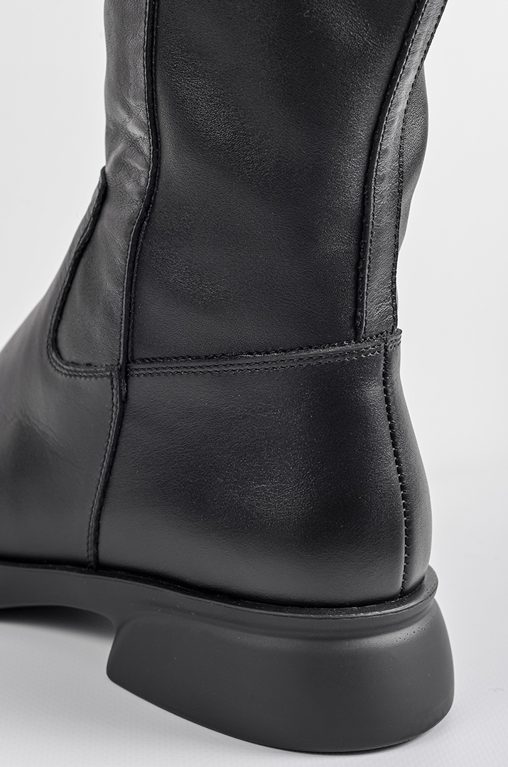 Високі шкіряні чоботи на підборах великих розмірів