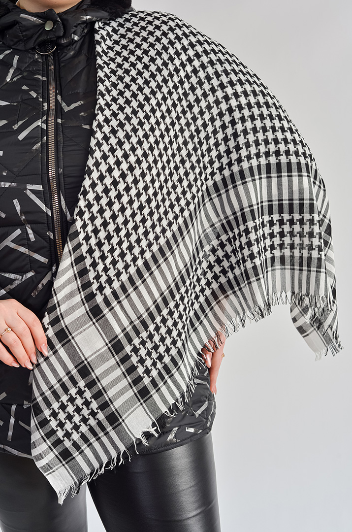 Хустка з геометричним візерунком і бахромою