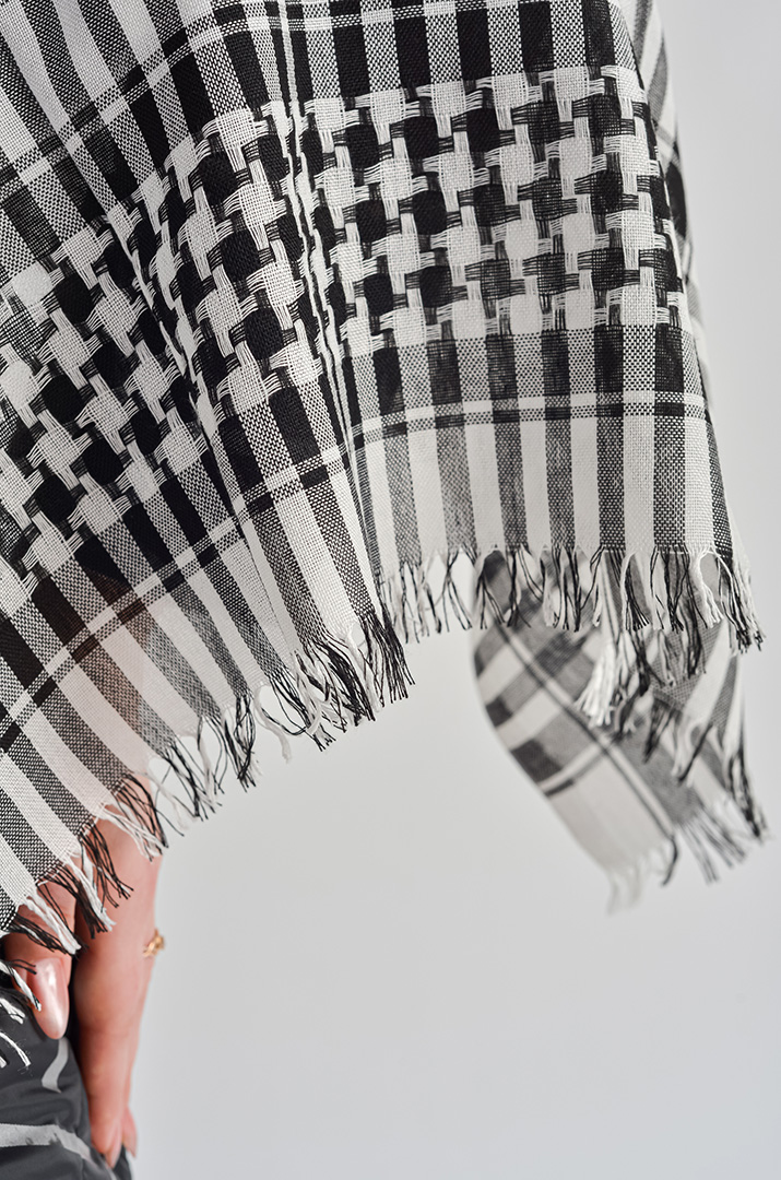 Хустка з геометричним візерунком і бахромою