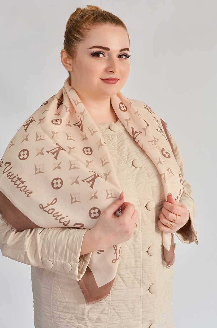 Хустка з монограмним візерунком та декоративним кантом