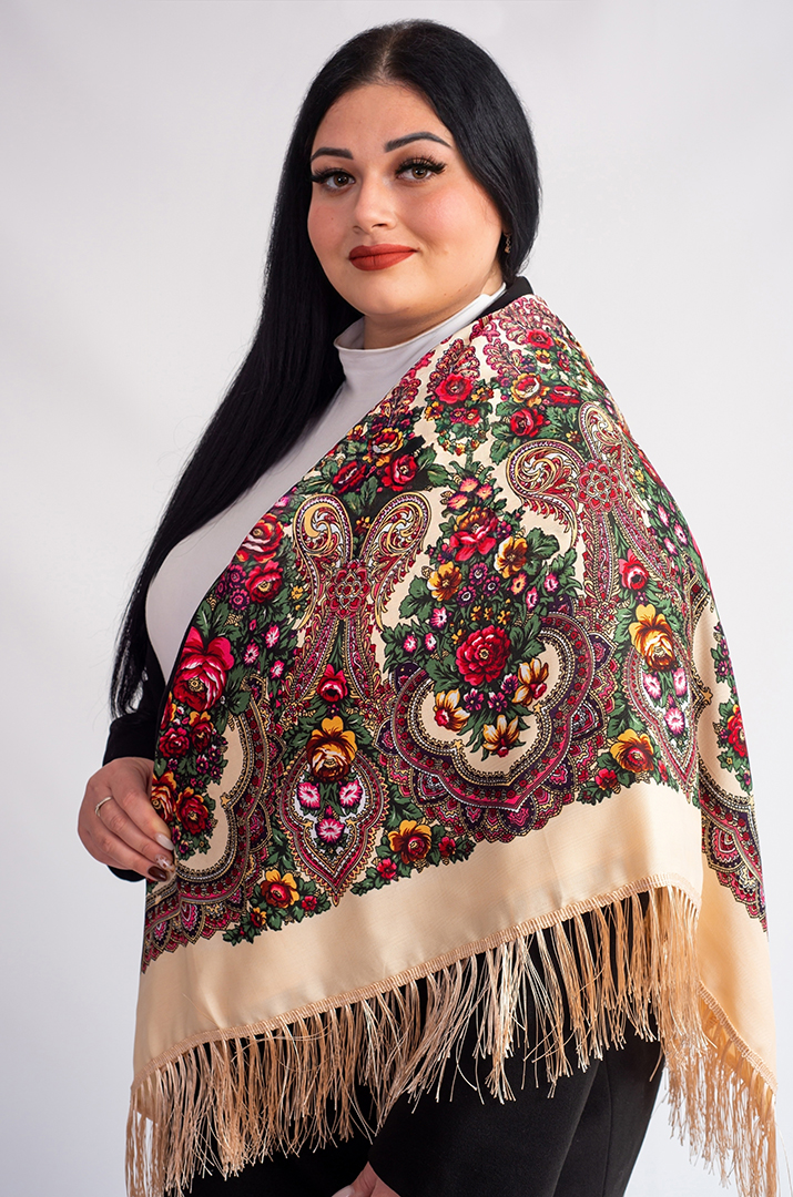 Хустка з українським квітковим орнаментом