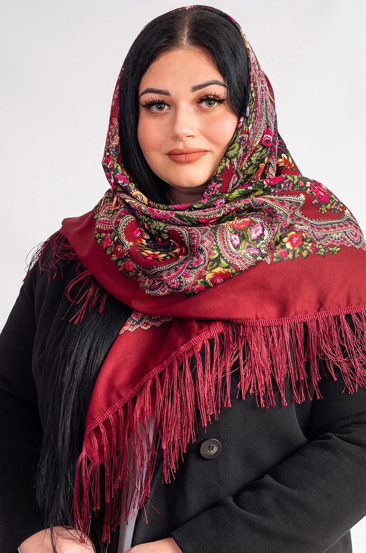 Хустка з українським квітковим орнаментом