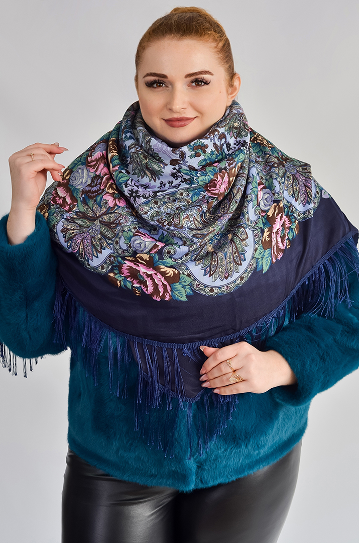 Хустка з класичним українським мотивом