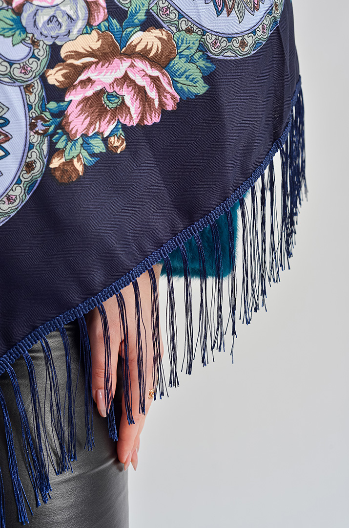 Хустка з класичним українським мотивом