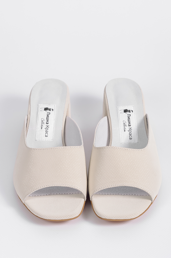 Шльопанці кремові на підборах великих розмірів