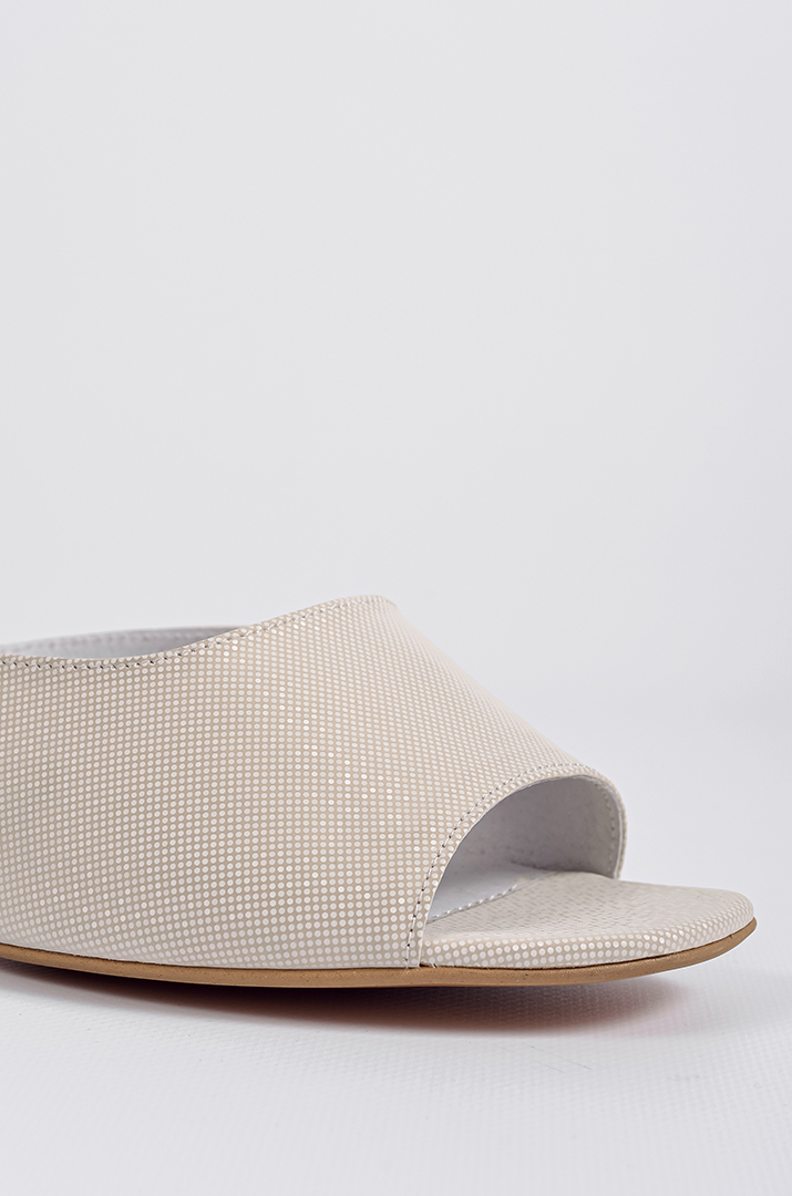 Шльопанці кремові на підборах великих розмірів