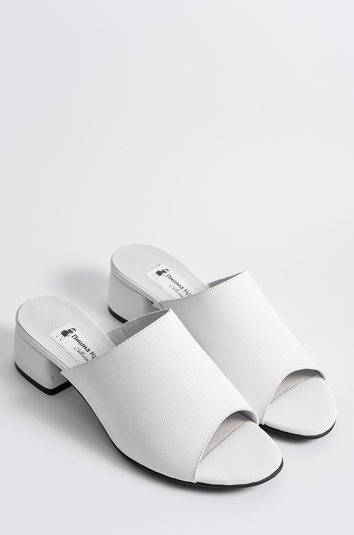 Білі шльопанці на підборах великих розмірів
