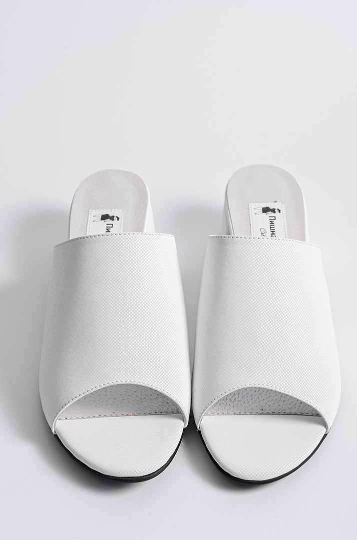 Білі шльопанці на підборах великих розмірів