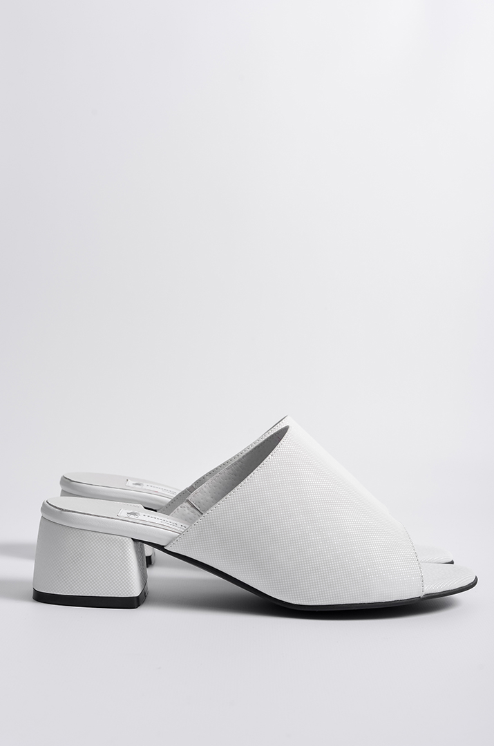 Білі шльопанці на підборах великих розмірів