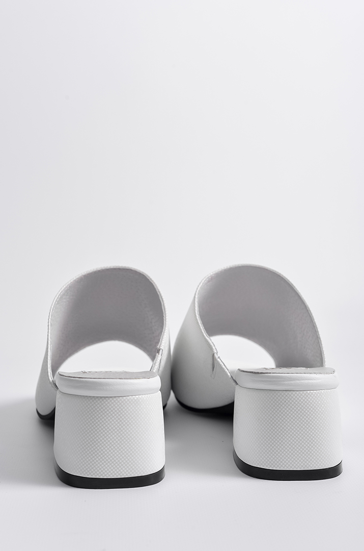 Білі шльопанці на підборах великих розмірів