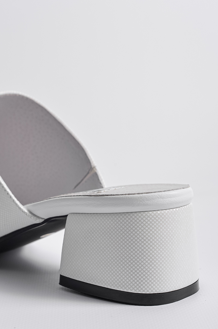 Білі шльопанці на підборах великих розмірів