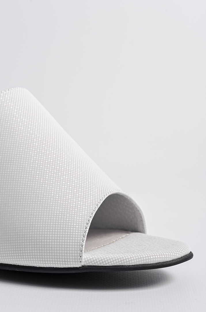 Білі шльопанці на підборах великих розмірів