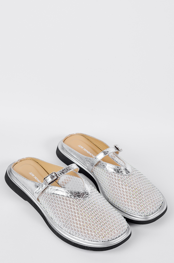 Мюлі в сріблястому відтінку з декоративними камінцями великих розмірів