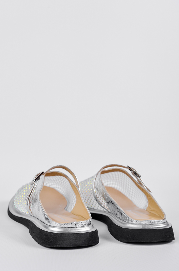 Мюлі в сріблястому відтінку з декоративними камінцями великих розмірів