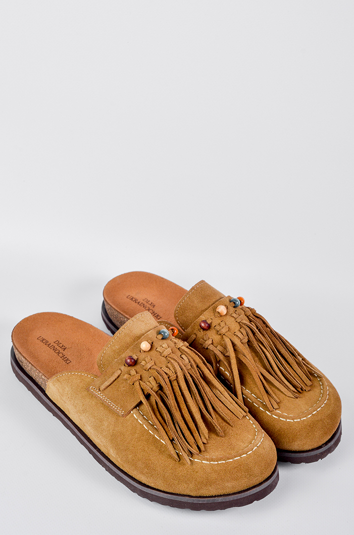 Мюлі в пісочному кольорі з бахромою та кольоровими намистинами великих розмірів