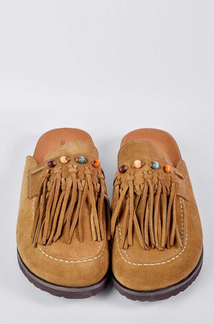 Мюлі в пісочному кольорі з бахромою та кольоровими намистинами великих розмірів